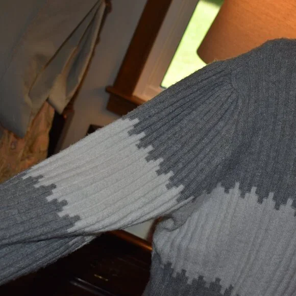 sweater - Picture 2 of 4